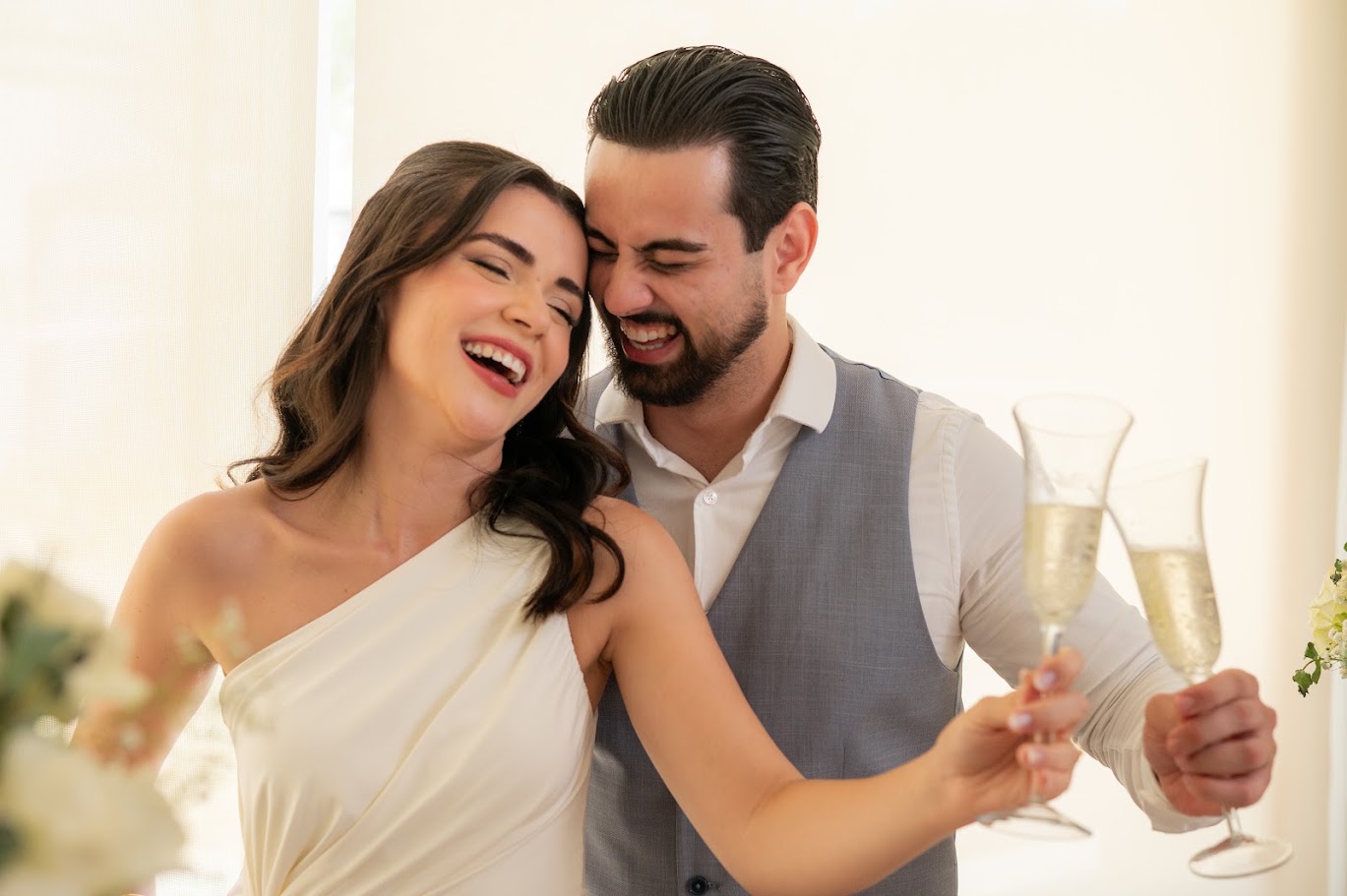 Casal dançando sob luzes cintilantes
