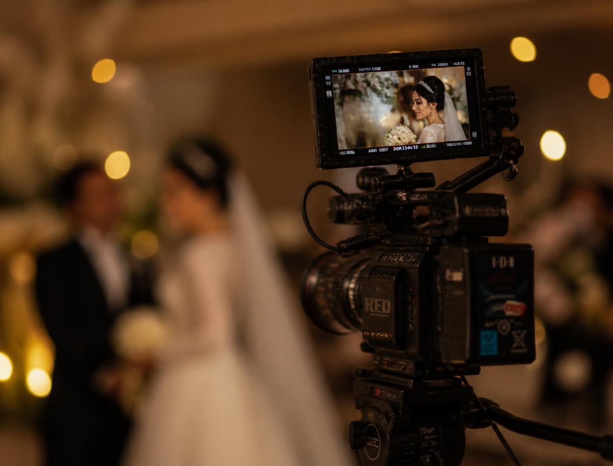 Câmera cinematográfica filmando um casal